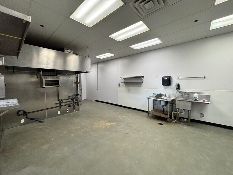 More Photos Of 576 Patterson St NW, Salem Warehouse For Lease