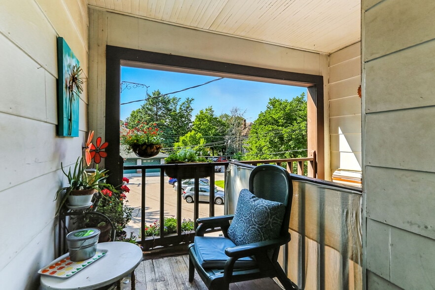 More Photos Of 976-978 Grand Ave, Saint Paul Storefront Retail Residential For Sale