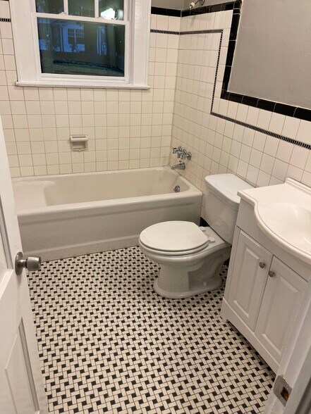 More Photos Of 490 S Perry St, Lawrenceville Office Residential For Lease