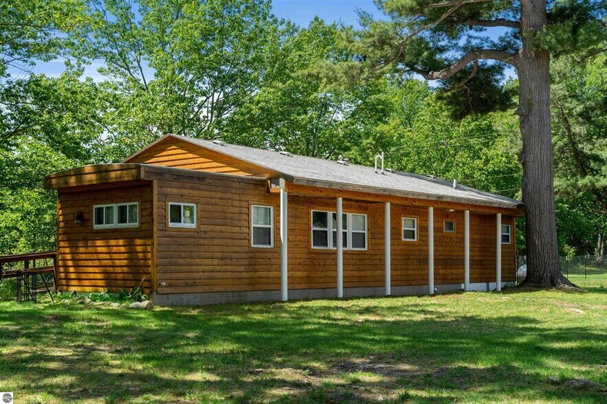 More Photos Of 18599 Mission Rd, Traverse City Hotel For Sale