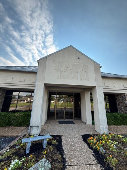 More Photos Of 307 N Walton Blvd, Bentonville Bank For Lease