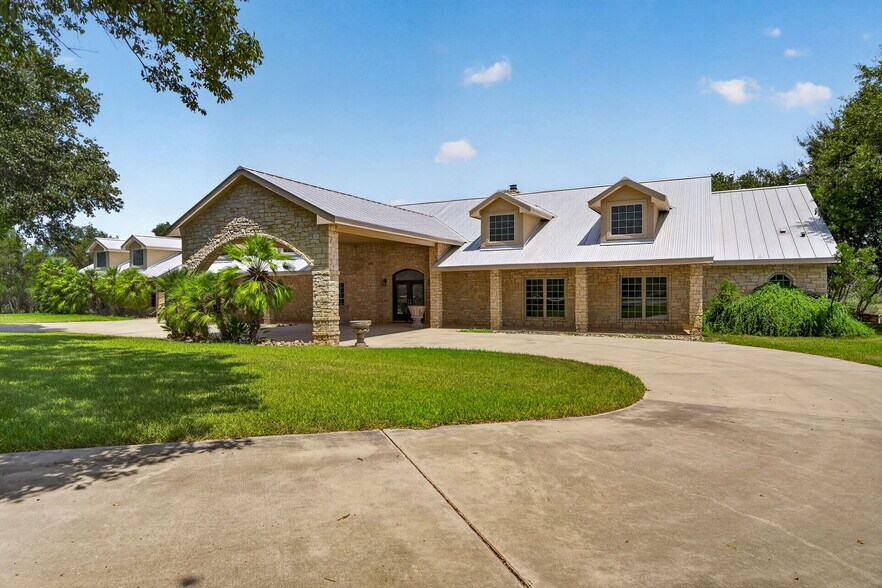 More Photos Of 2234 Highway 90 w, Castroville Flex For Sale