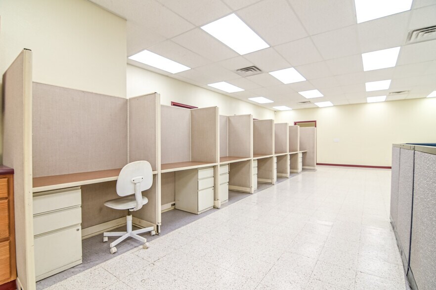 More Photos Of 1501 N Fairgrounds Rd, Midland Office For Lease