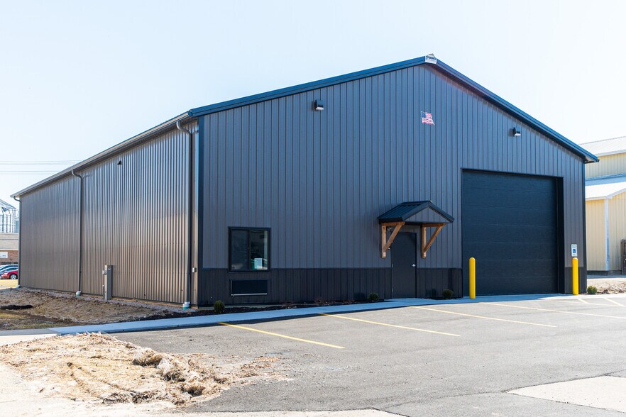 More Photos Of 440 N Maple St, Sycamore Manufacturing For Lease