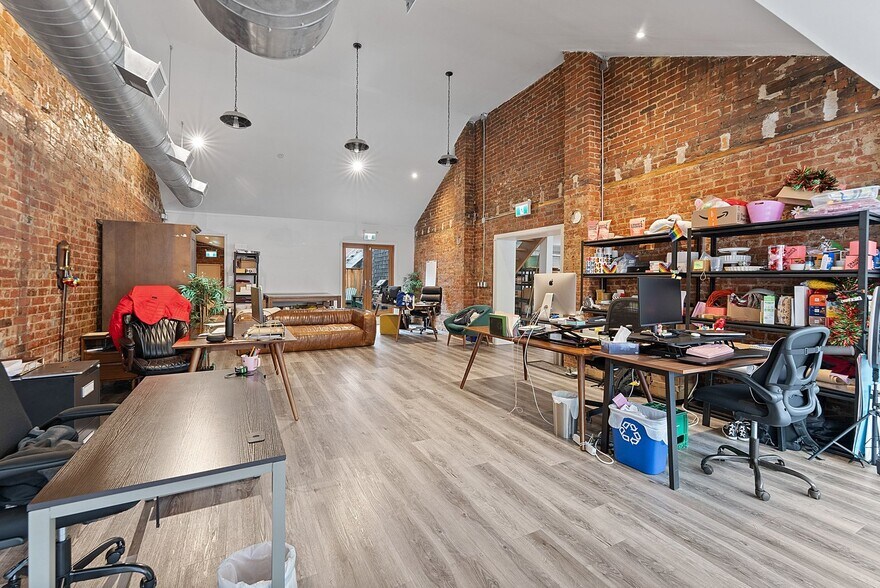 More Photos Of 481-483 Church St, Toronto Storefront Retail Office For Lease