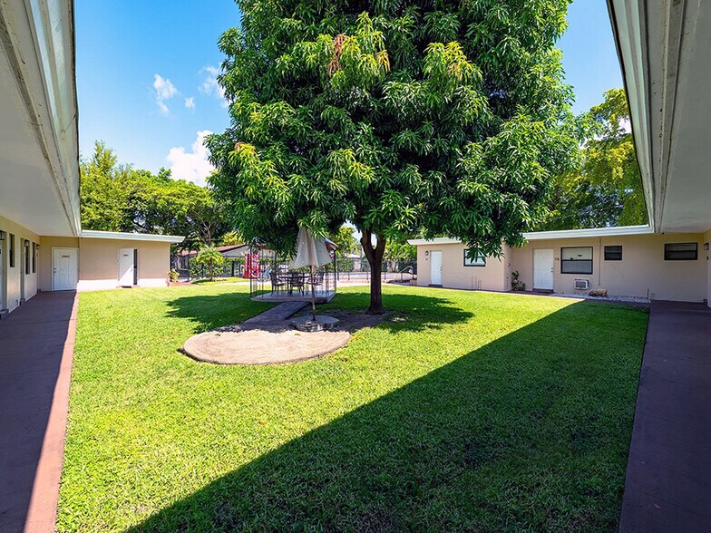 More Photos Of 2010 Dewey St, Hollywood Apartments For Sale