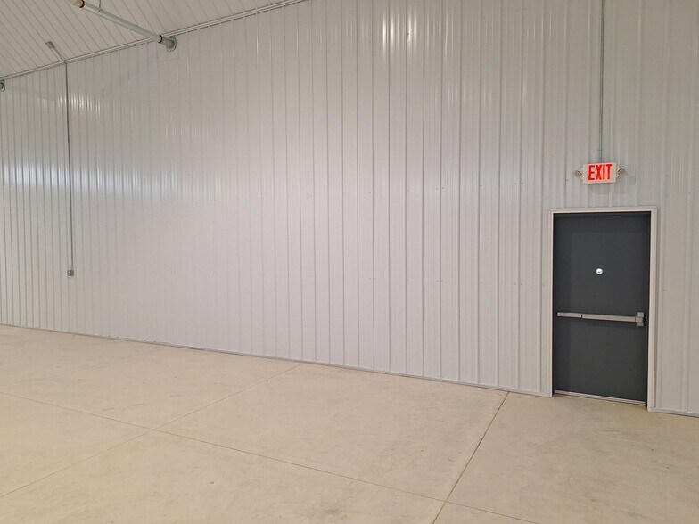 More Photos Of 477 South Blvd E, Pontiac Distribution For Lease