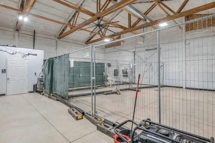 More Photos Of 56870 Enterprise Dr, Sunriver Flex For Sale