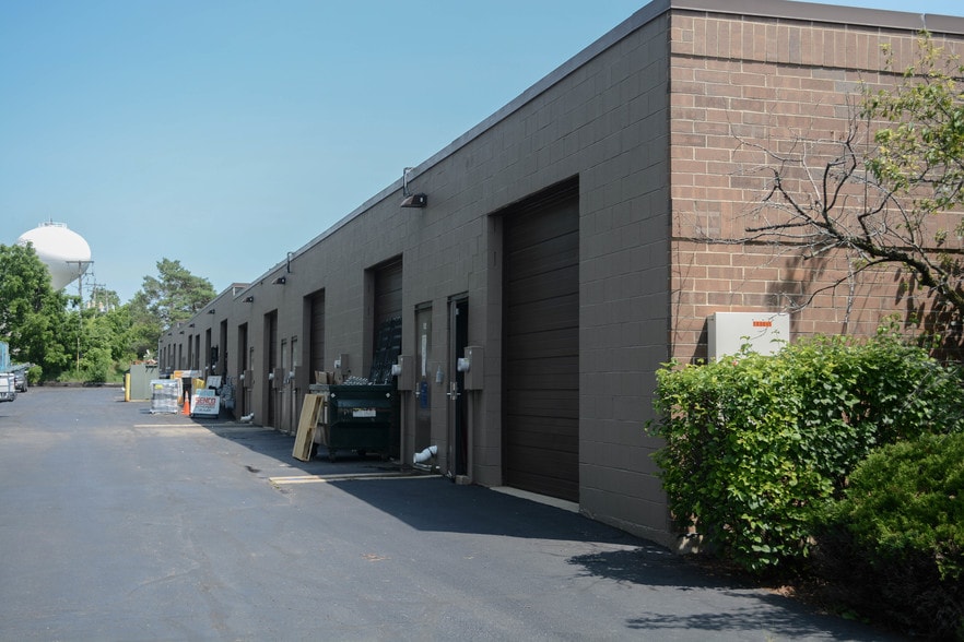 More Photos Of 1000 Brown St, Wauconda Warehouse For Lease