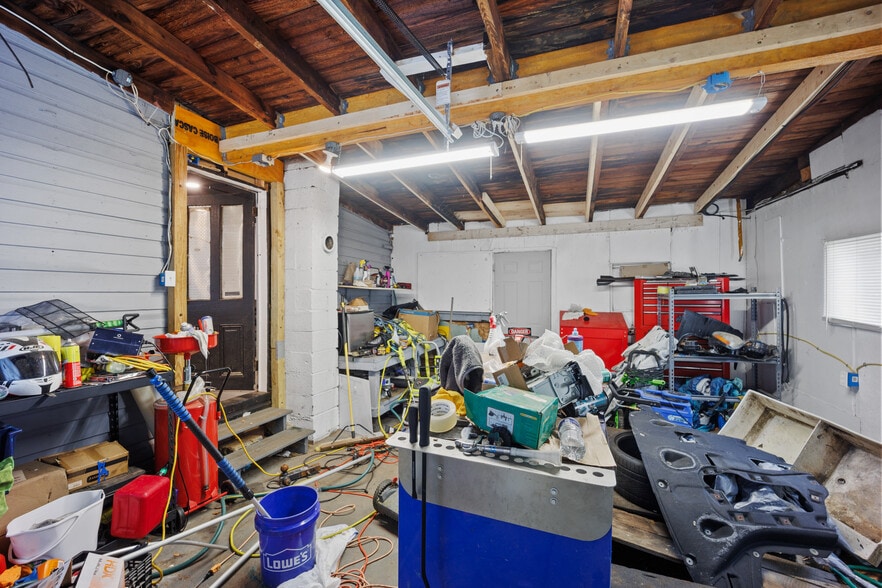 More Photos Of 2516-2518 N Dupont Pky, Middletown Freestanding For Sale