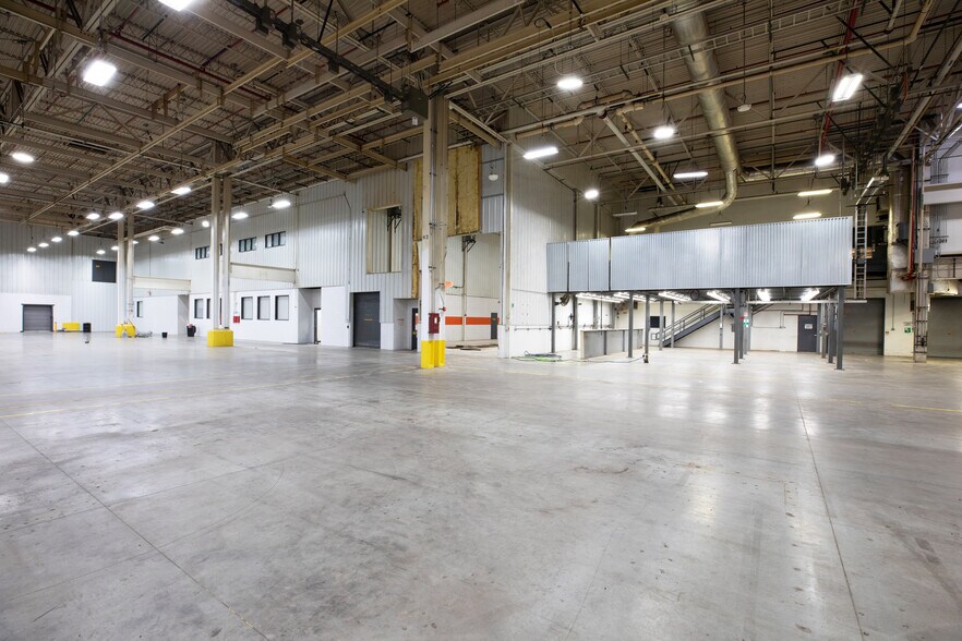 More Photos Of 11401 N Congress Ave, Kansas City Manufacturing For Lease