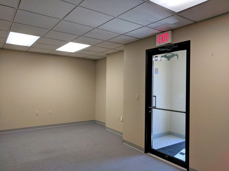 More Photos Of 901 W Main St, El Paso Office For Sale