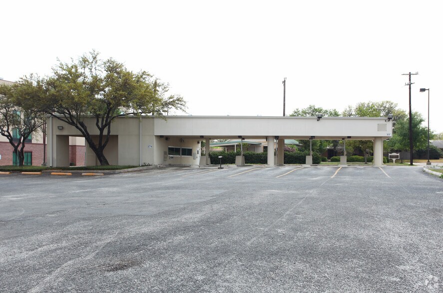 More Photos Of 8646 Crownhill Blvd, San Antonio Bank For Sale