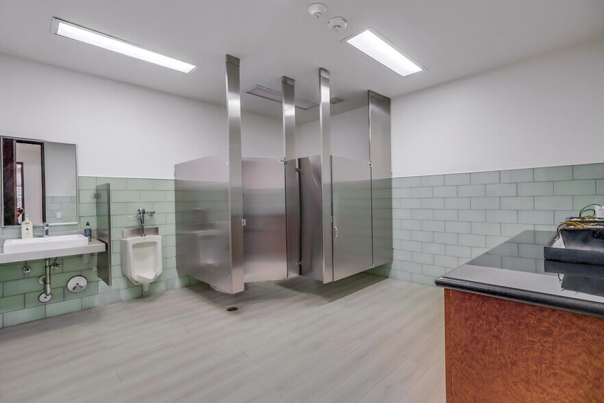 More Photos Of 5947-5951 Variel Ave, Woodland Hills Office For Sale