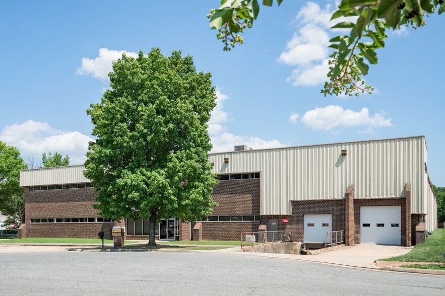 More Photos Of 7201 Lockport Pl, Lorton Warehouse For Lease