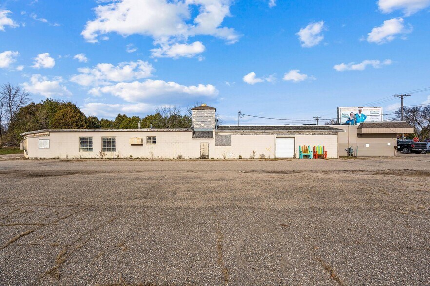 More Photos Of 1940 S Cedar Ave, Owatonna Showroom For Sale