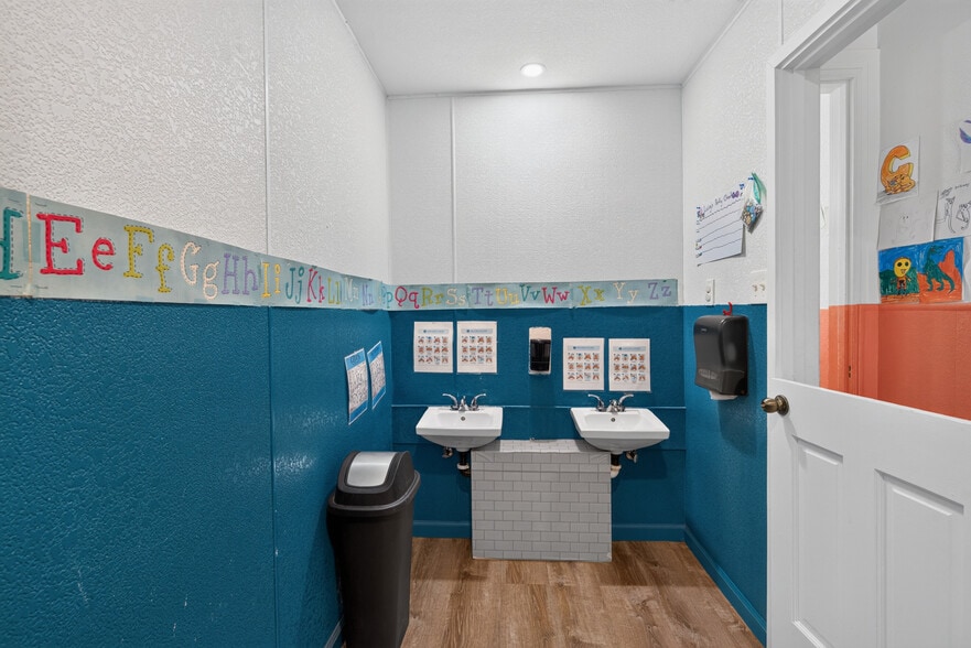 More Photos Of 530 N Cloverdale Blvd, Cloverdale Specialty For Sale