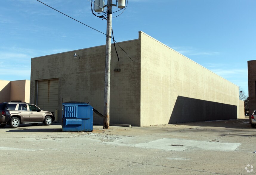 More Photos Of 31731 Sherman Ave, Madison Heights Warehouse For Lease