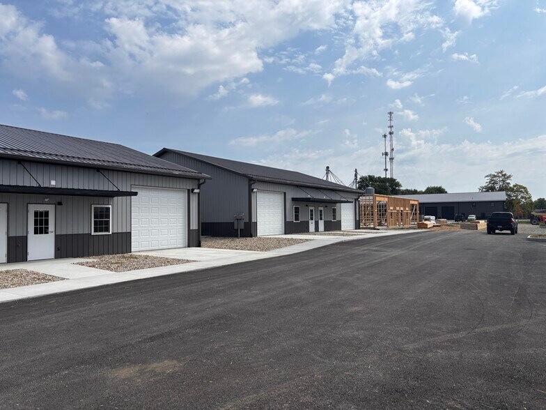 More Photos Of 1401 Amy Ln, Franklin Showroom For Lease