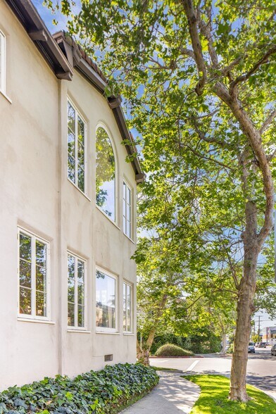 More Photos Of 366 N Sycamore Ave, Los Angeles Apartments For Sale