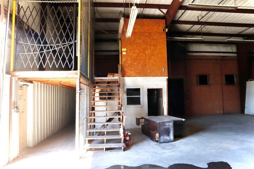 More Photos Of 912 N Beverly Dr, Wichita Falls Warehouse For Lease