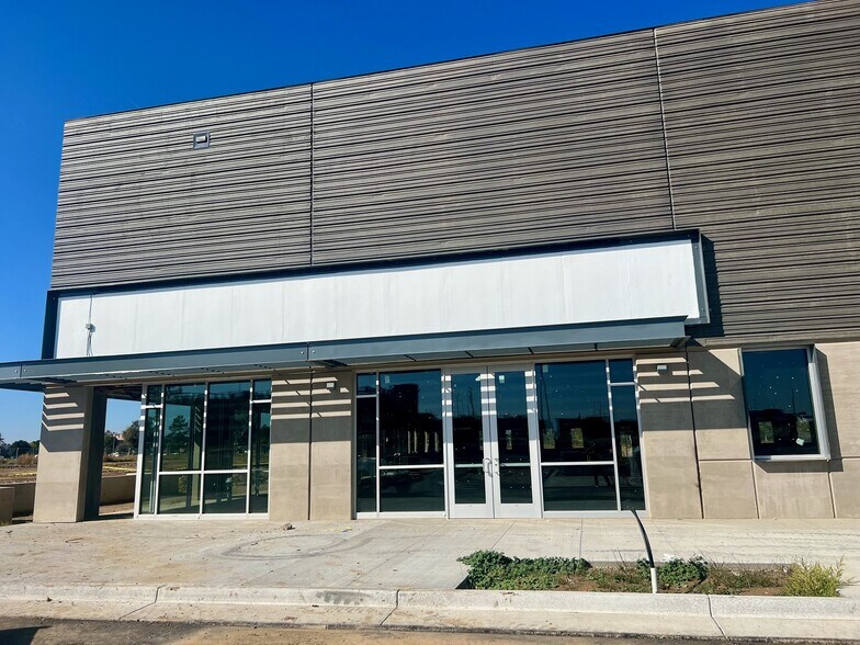 More Photos Of 2251 N Revere St, Aurora Light Manufacturing For Lease