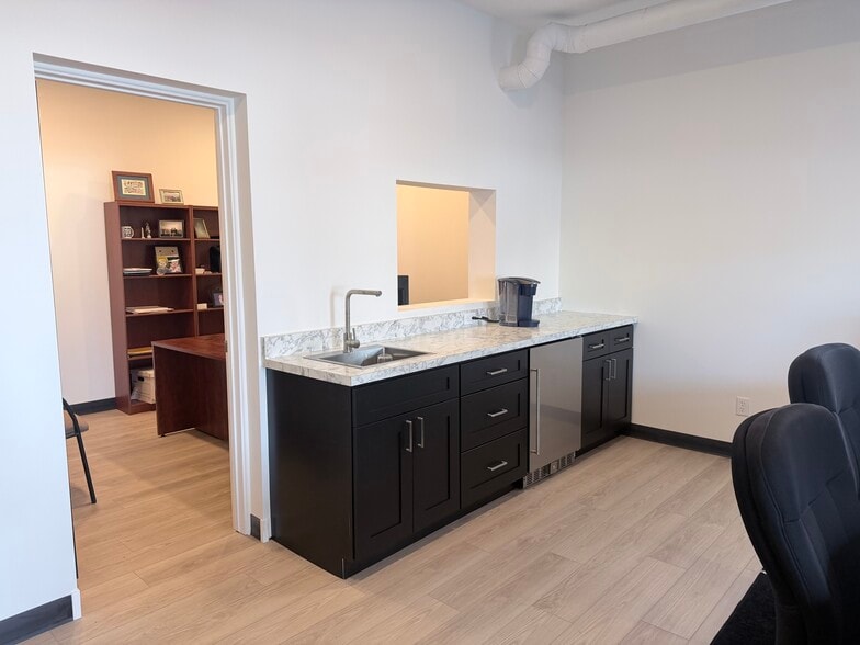 More Photos Of 516 E Broadway St, Bradley Office For Sale