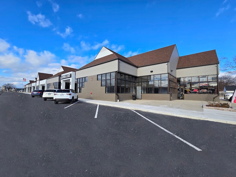 More Photos Of 33202-33278 Woodward Ave, Birmingham Unknown For Lease