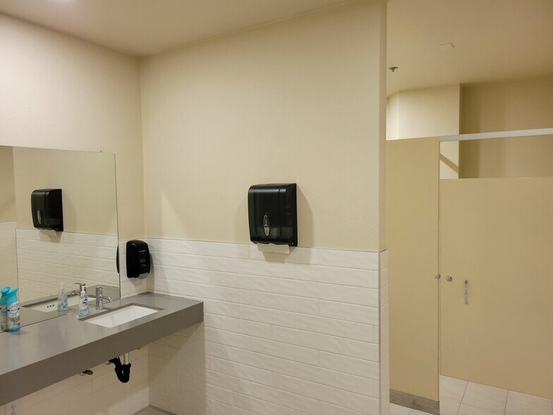 More Photos Of 2060 W Whispering Wind Dr, Phoenix Medical For Sale