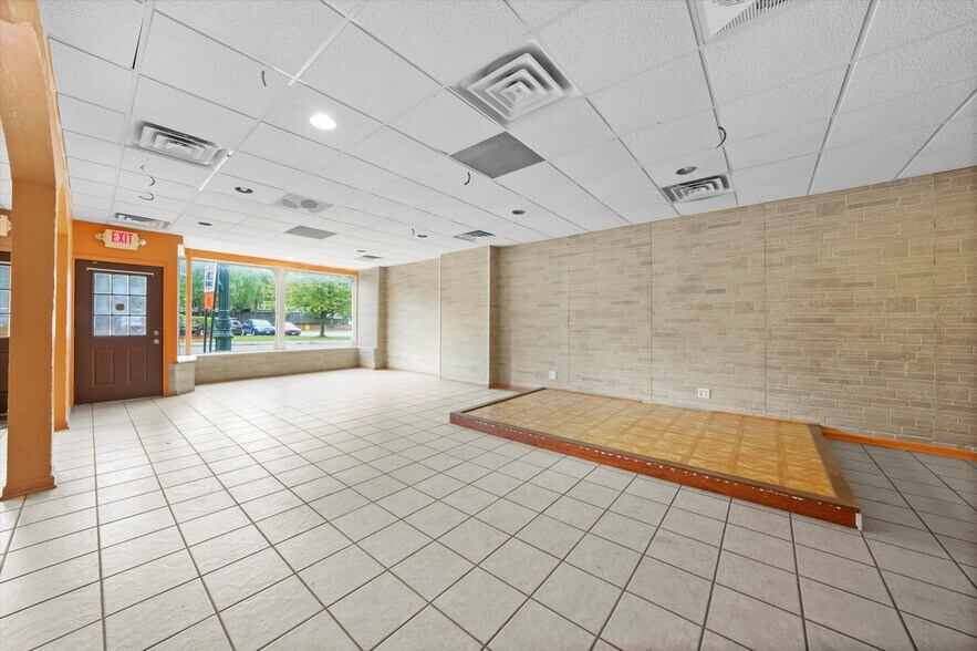 More Photos Of 358-368 W Jefferson St, Joliet General Retail For Sale