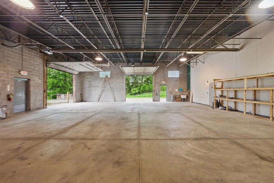 More Photos Of 9552 York Alpha Dr, North Royalton Service For Sale