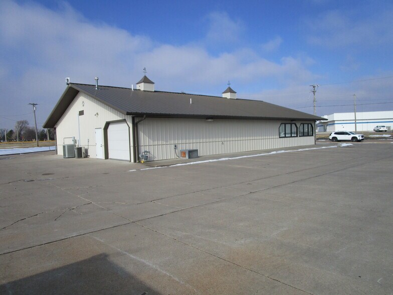 More Photos Of 2006 E Schulman Ave, Garden City General Retail For Lease