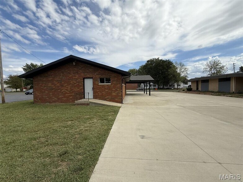 More Photos Of 1011 N 8th St, Vandalia Office For Sale