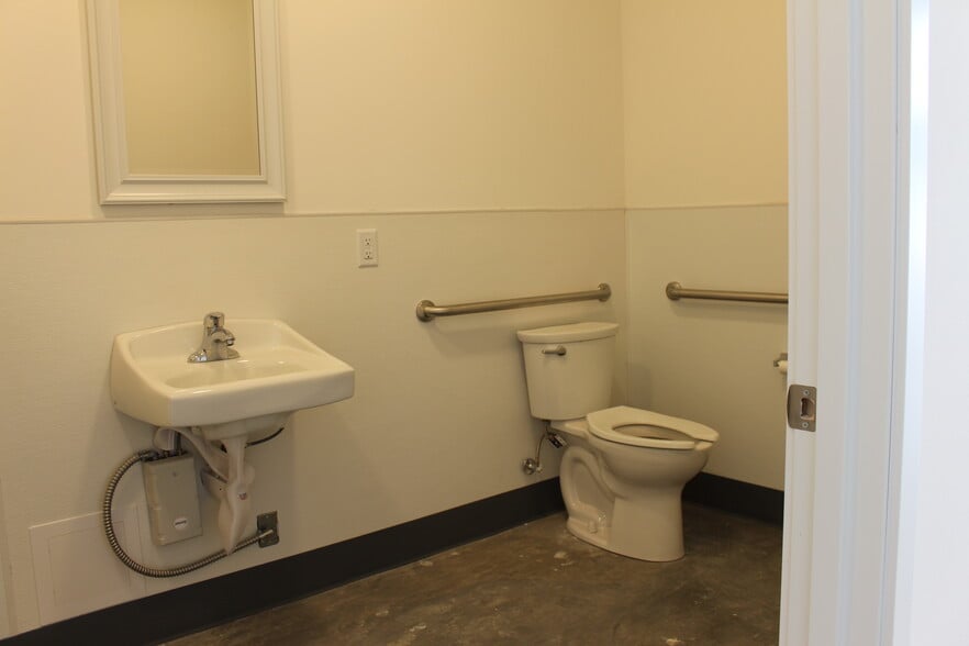 More Photos Of 1627 Jills Ct, Bellingham Distribution For Sale