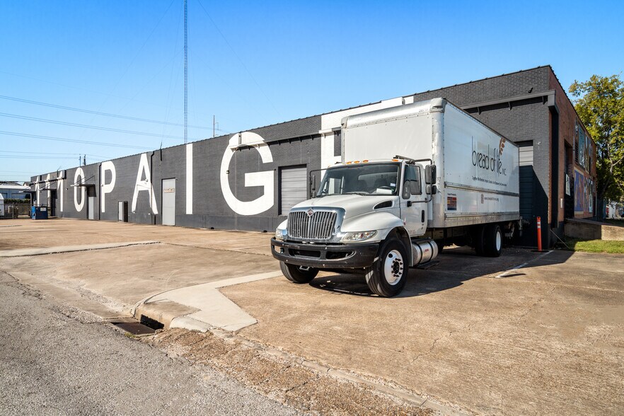 More Photos Of 1110 Paige St, Houston Warehouse For Lease