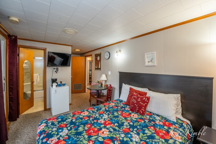 More Photos Of 104 W Houghton Lake Dr, Prudenville Hotel For Sale