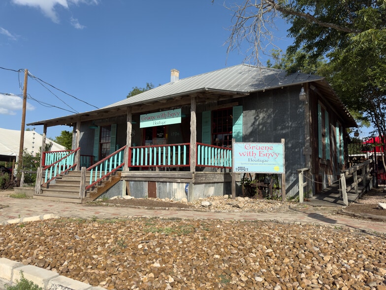 More Photos Of 1706 Hunter Rd, New Braunfels Storefront For Sale