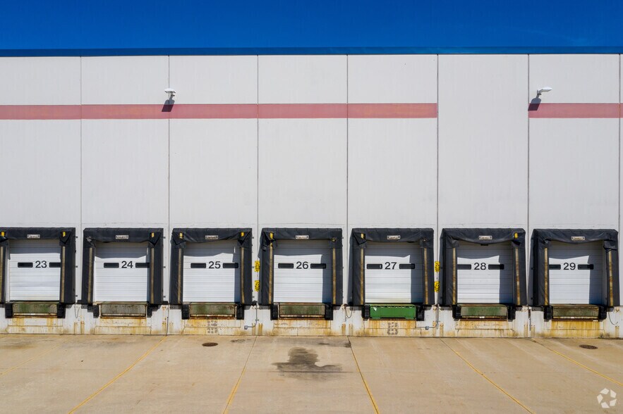 More Photos Of 102 N Overland Dr, North Aurora Distribution For Lease