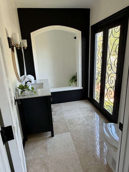 More Photos Of 1301 N Beverly Dr, Beverly Hills Specialty For Sale
