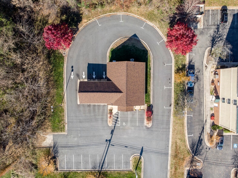 More Photos Of 869 N Lee Hwy, Lexington Bank For Sale