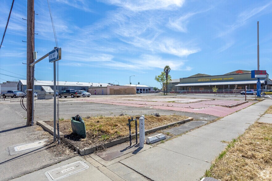 More Photos Of 245 W 16th St, Merced Land For Lease