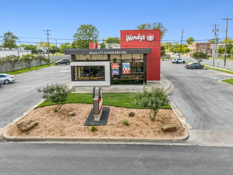 Primary Photo Of 811 S 5th St, Waco Fast Food For Sale