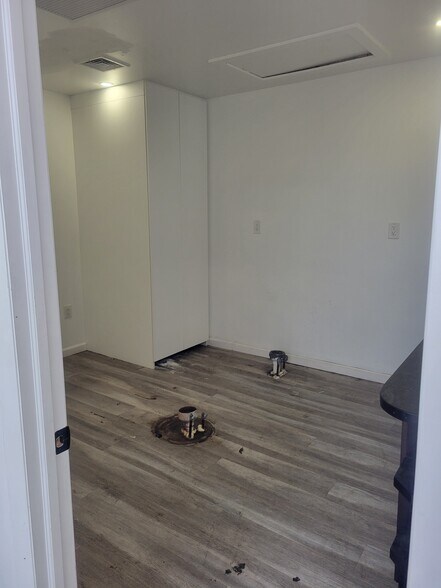 More Photos Of 13617 38th Ave, Flushing Storefront Retail Office For Lease
