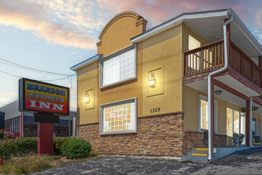 More Photos Of 1325 W Highway 76, Branson Hotel For Sale