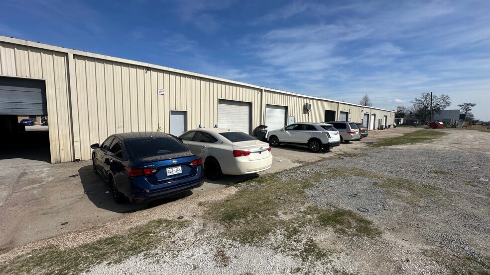 More Photos Of 35 26th St, Kenner Service For Lease