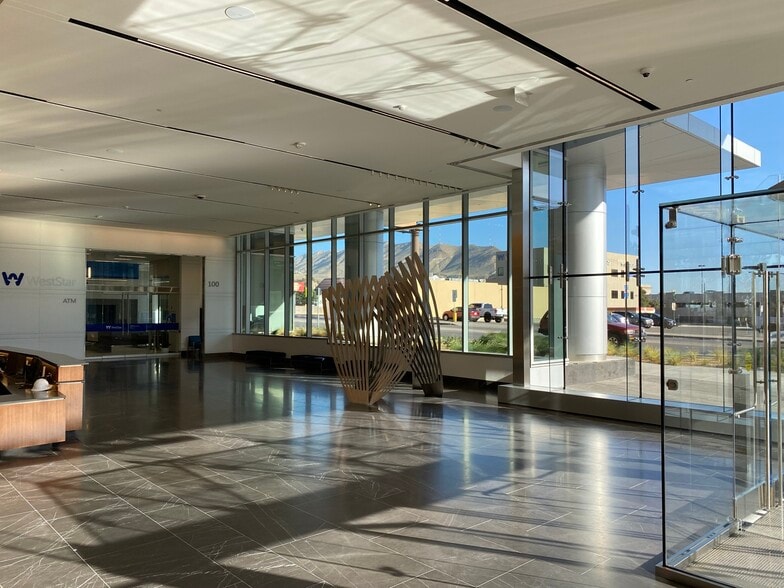 More Photos Of 601 N Mesa St, El Paso Office For Sale