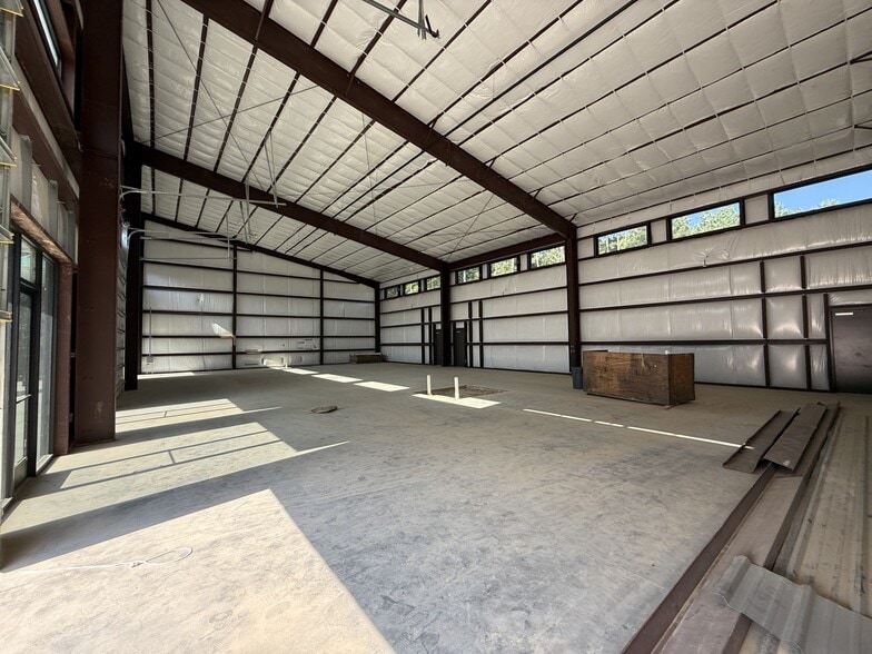 More Photos Of 2007 Airport Rd, Conroe Unknown For Lease