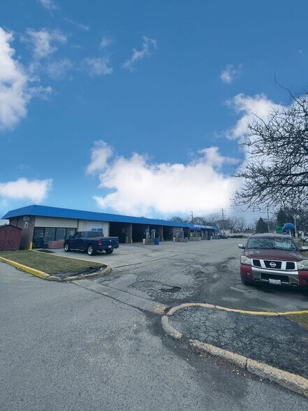 Primary Photo Of 2000 S Elmhurst Rd, Mount Prospect Carwash For Lease