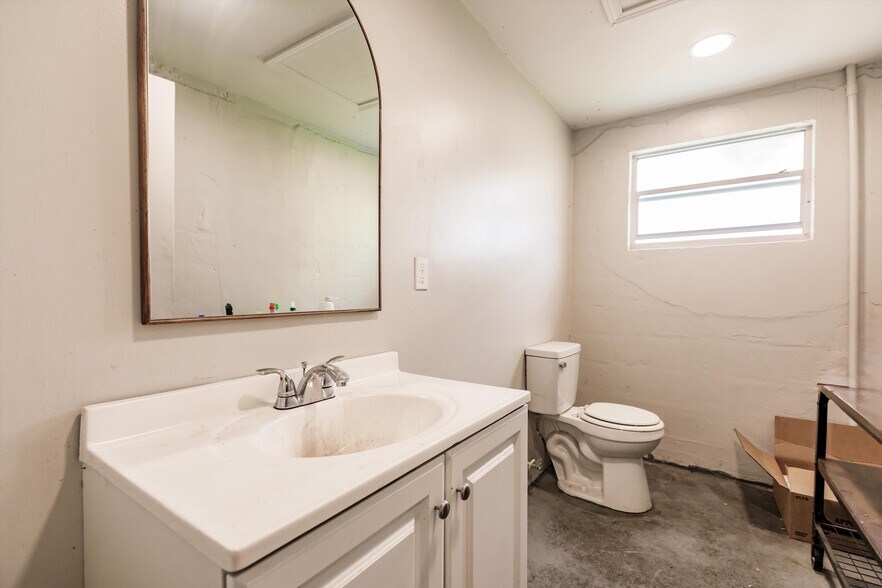 More Photos Of 19431 Palm Beach Blvd, Alva Flex For Lease
