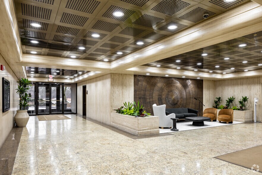 More Photos Of 2700 S River Rd, Des Plaines Office For Lease